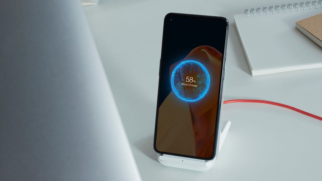Die Warp Charge genannte Ladetechnik lädt den Akku über den Stecker in einer knappen halben Stunde. Die Warp Charge genannte Ladetechnik lädt den Akku über den Stecker in einer knappen halben Stunde.