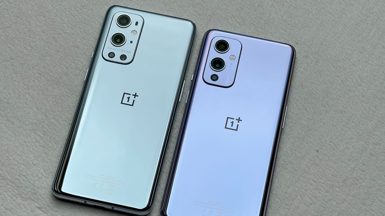Einmal vier, einmal drei Kameralinsen im Oneplus 9 Pro (links) und dem Oneplus 9 (rechts). Einmal vier, einmal drei Kameralinsen im Oneplus 9 Pro (links) und dem Oneplus 9 (rechts).