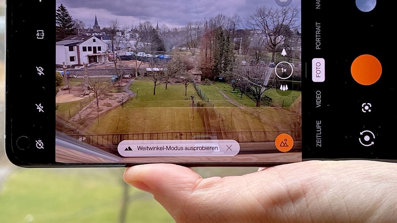 Darf es etwas mehr Mittelstadt-Skyline sein? Die intelligente Kamera schlägt bei diesem Panorama dann gleich die Weitwinkelkamera vor. Darf es etwas mehr Mittelstadt-Skyline sein? Die intelligente Kamera schlägt bei diesem Panorama dann gleich die Weitwinkelkamera vor.