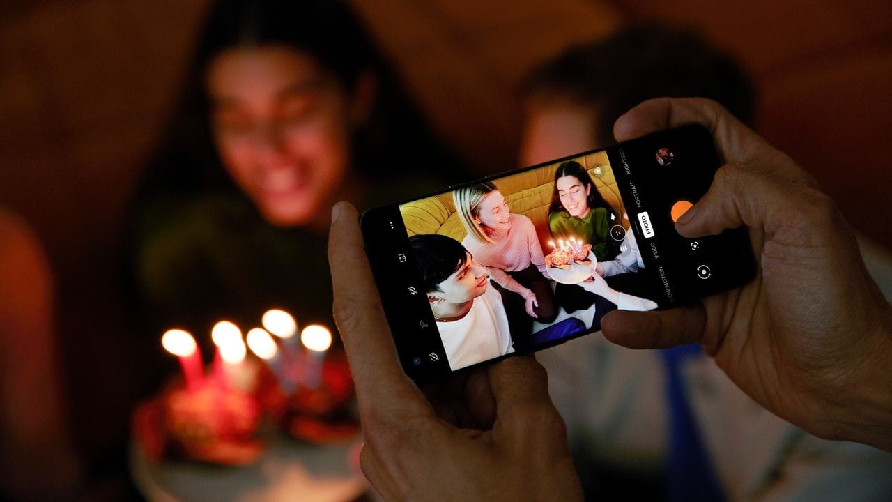 Bei Fotos und Videos in schwach beleuchteten Situationen liefert die Kamera des Oneplus 9 Pro gute Bilder. Bei Fotos und Videos in schwach beleuchteten Situationen liefert die Kamera des Oneplus 9 Pro gute Bilder.