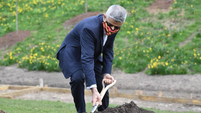 Jahrestag des ersten Corona-Lockdowns: Londons Bürgermeister Sadiq Khan hilft beim Pflanzen von Bäumen im Queen Elizabeth Olympic Park.