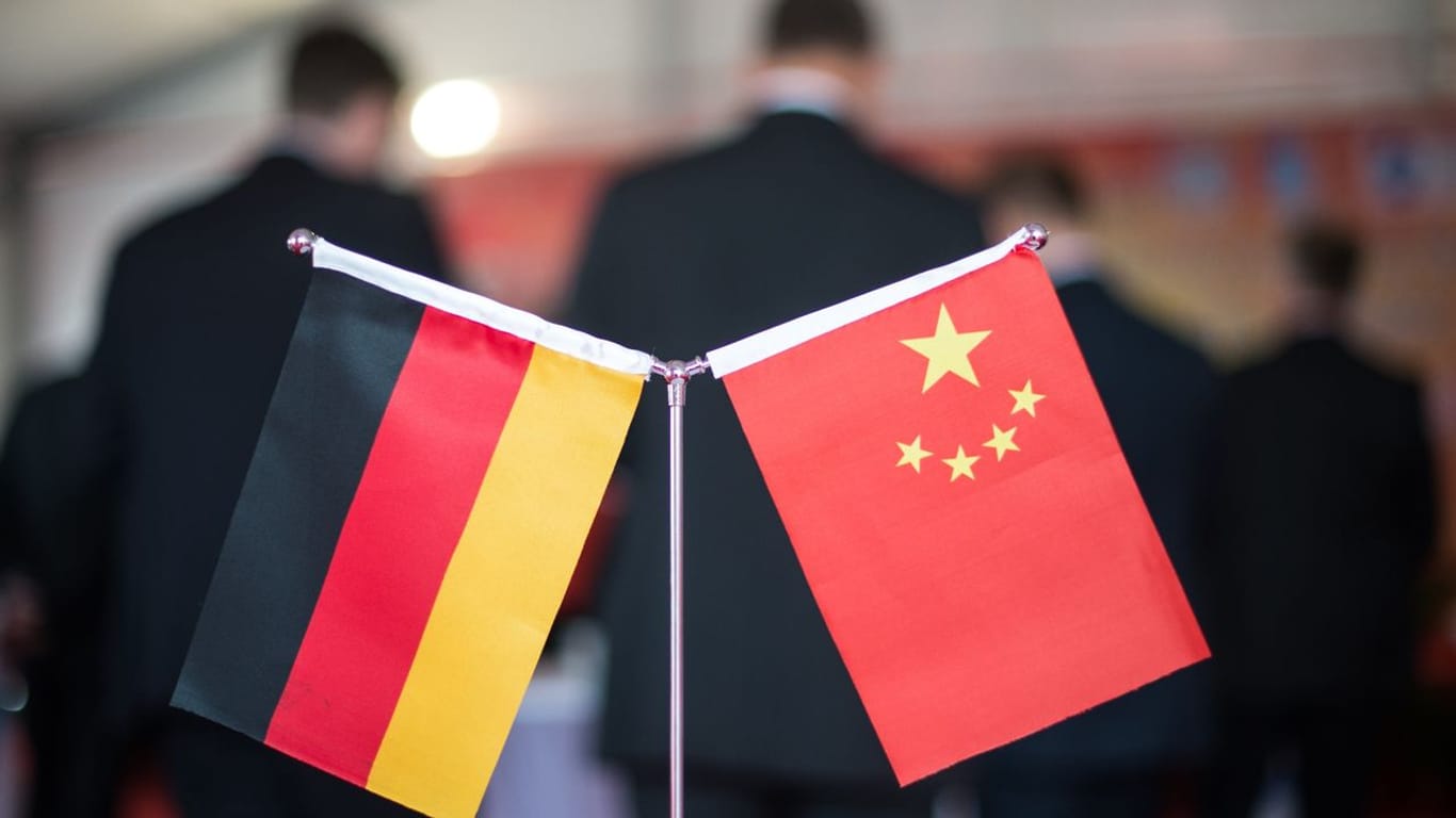 Eine chinesische und eine deutsche Flagge bei einem Empfang in Hefei (China).
