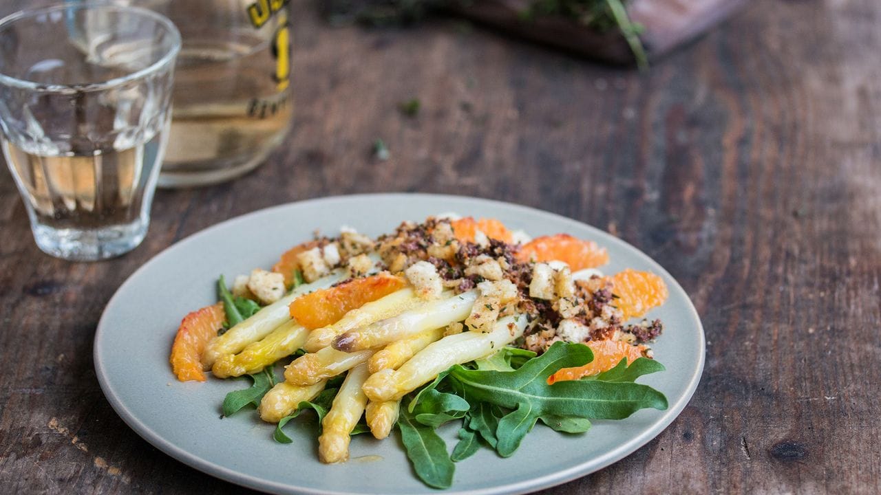 Ein ungewöhnliches Geschmackserlebnis verspricht der Spargelsalat mit Blutorange.