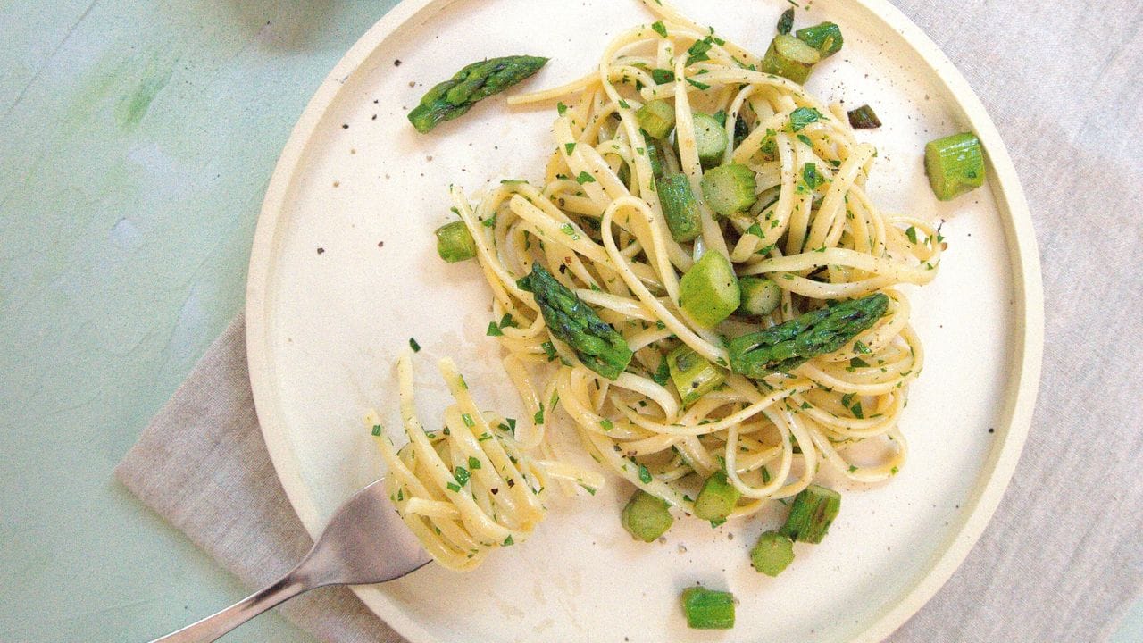 Ein leichte Pasta mit grünem Spargel gefällig? Dafür kocht Eva-Maria Hoffleit Nudeln al dente, brät den in Scheiben geschnittenen Spargel in Olivenöl und schmeckt mit gehacktem Kerbel, Olivenöl, Salz und Pfeffer ab.