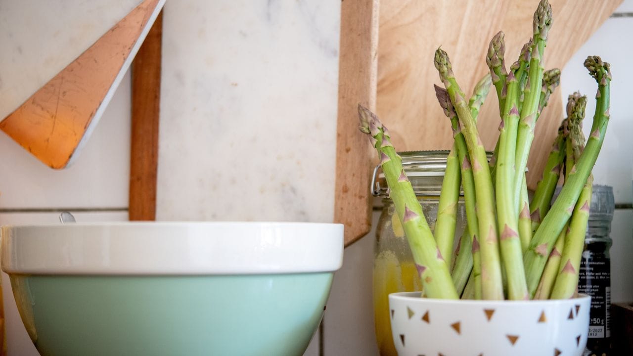 Grüner Spargel schmeckt gegenüber weißem Spargel etwas kerniger, fasst nussig und hat mehr Biss.