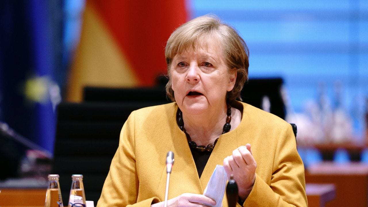 Bundeskanzlerin Angela Merkel (CDU) nimmt an der Sitzung des Bundeskabinetts im Bundeskanzleramt teil. Bundeskanzlerin Angela Merkel (CDU) nimmt an der Sitzung des Bundeskabinetts im Bundeskanzleramt teil.