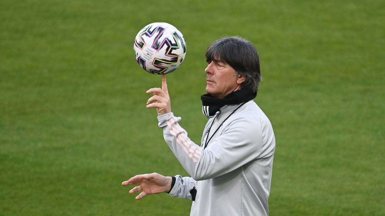 Bundestrainer Joachim Löw jongliert beim Training mit dem Ball. Bundestrainer Joachim Löw jongliert beim Training mit dem Ball.
