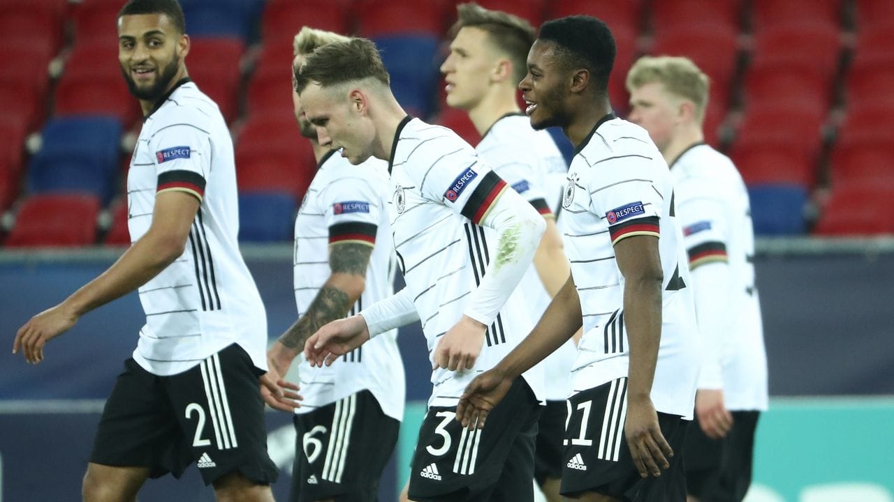 Die deutschen Spieler feiern das Tor zum 2:0 durch Ridle Baku (2.