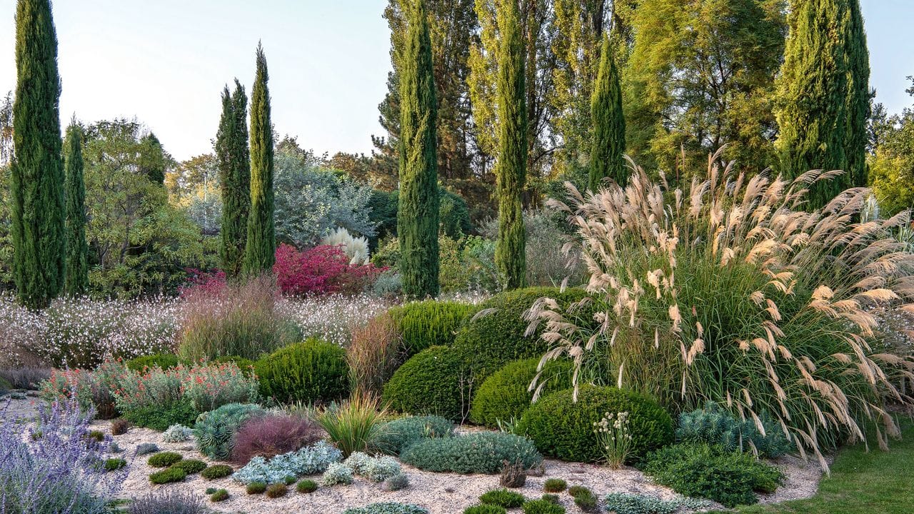 2019 veränderte Gartendesigner Peter Janke in seinem Garten die Bepflanzung - weg vom Rasen, der im Sommer vertrocknete, hin zu trockenheitsverträglichen Pflanzen und Sandmulch.