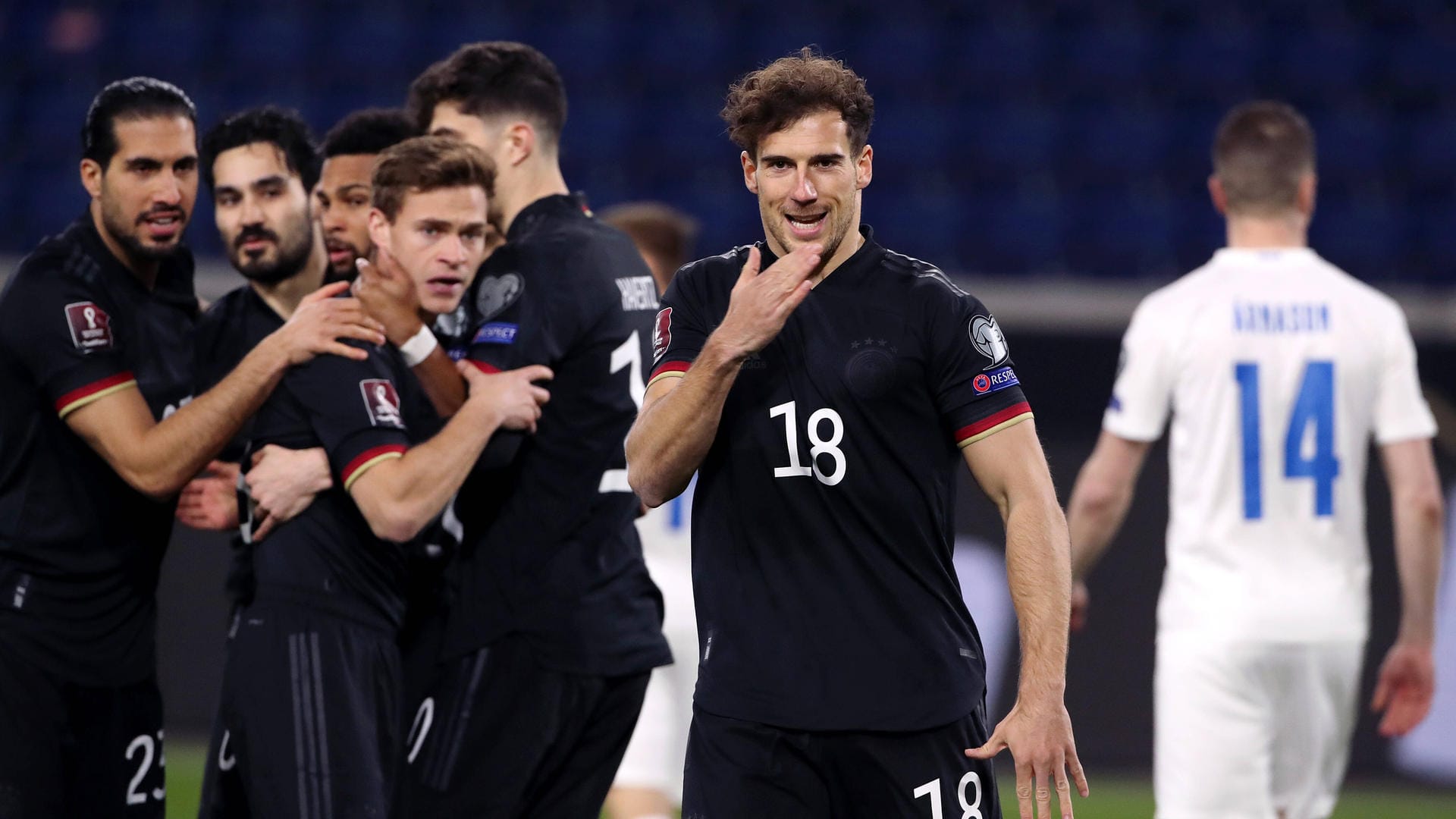 Die deutsche Fußballnationalmannschaft ist stark ins neue Länderspieljahr gestartet. In der WM-Qualifikation gewann die deutsche Elf dank Toren von Leon Goretzka (3. Minute), Kai Havertz (7.) und Ilkay Gündogan (56.) mit 3:0 gegen Island und sicherte sich damit die Tabellenführung in der Gruppe J. Dabei überragen zwei Bayern-Star.