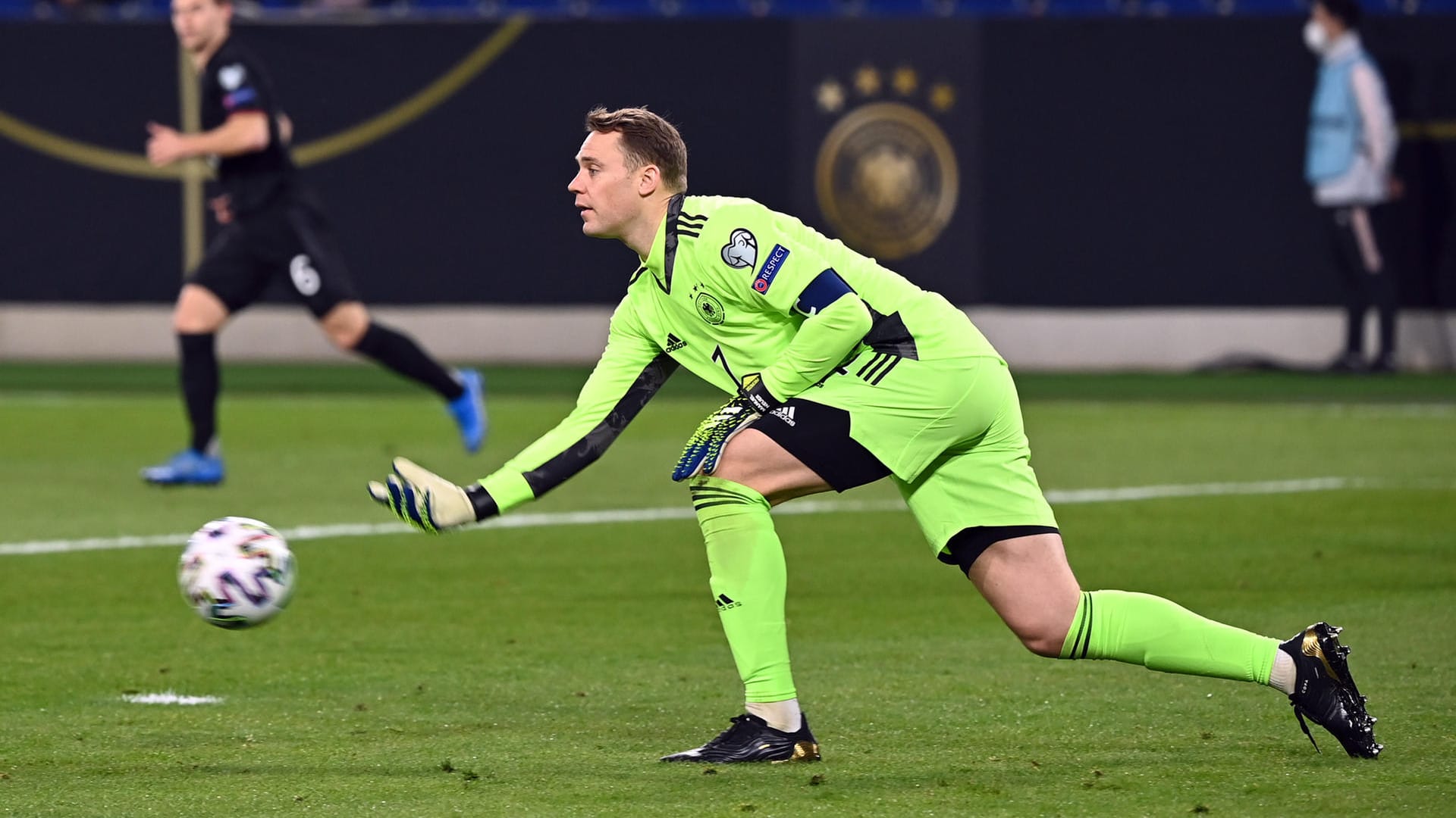 Manuel Neuer: Der Kapitän hatte fast nichts zu tun. Nur einmal kamen die Isländer in der ersten Hälfte vor sein Tor, der Schuss ging aber vorbei. Verlagerte sein Spiel immer mehr vor den Strafraum. Im zweiten Abschnitt musste er dann etwas häufiger eingreifen. Aber auch das war kein Problem für Deutschlands Nummer eins. Note: 3