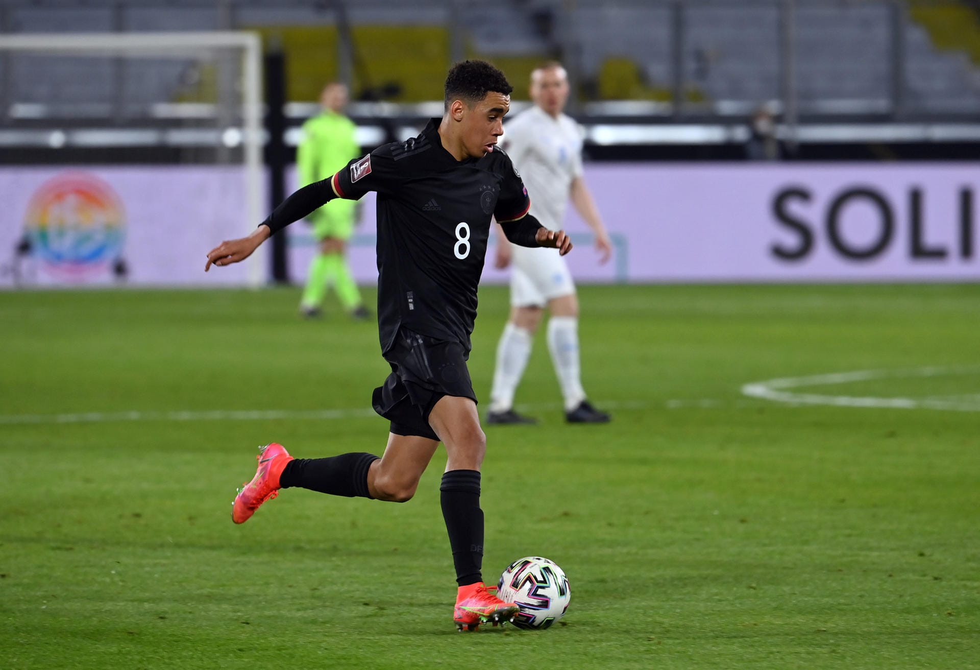 Jamal Musiala: Der 18-Jährige vom FC Bayern gab gegen Island sein Nationalmannschaftsdebüt. Kam in der 78. Minute für seinen Vereinskollegen Sané ins Spiel. Sicher eine tolle erste Erfahrung für die deutsche Nachwuchshoffnung. Keine Bewertung