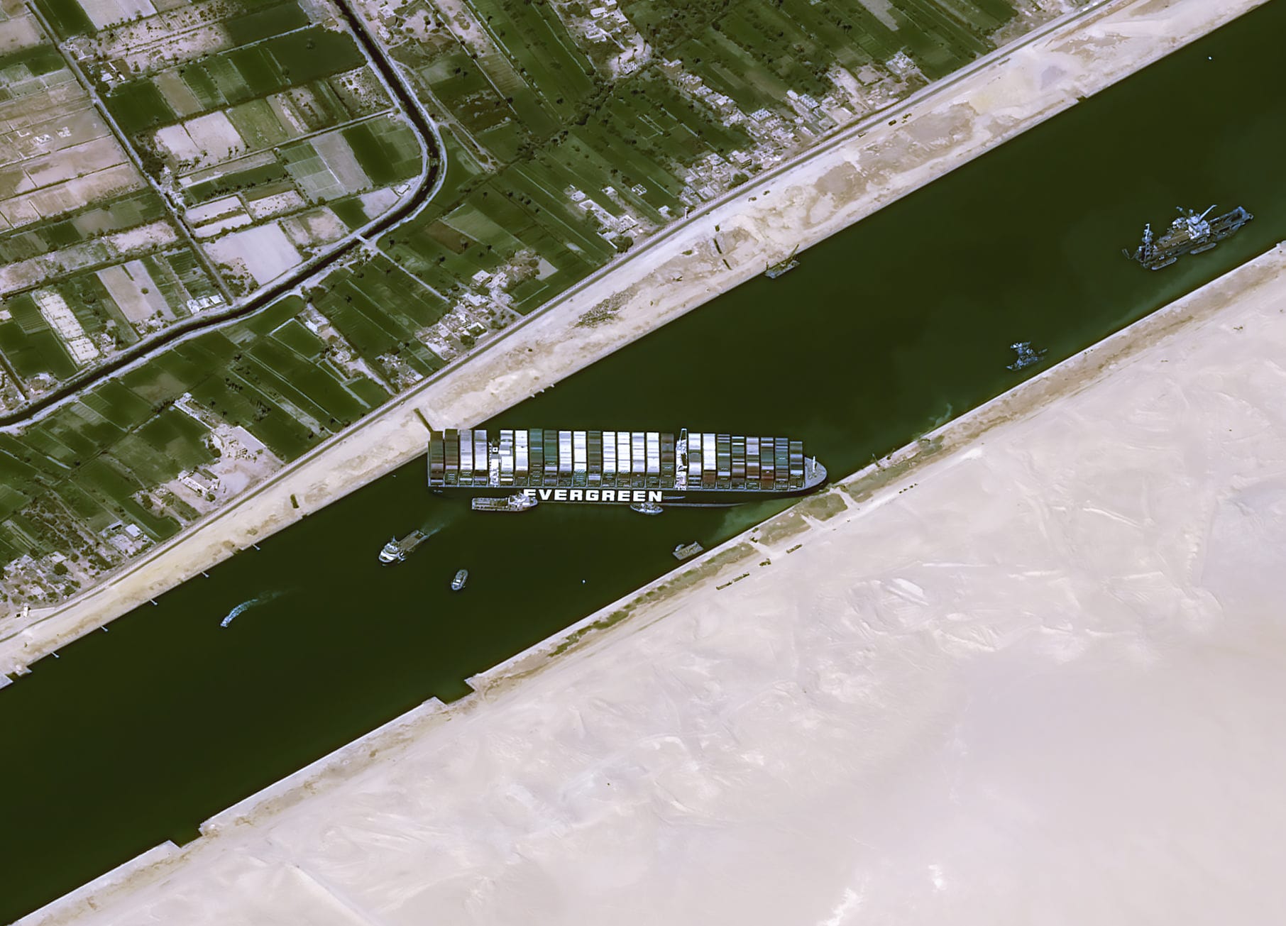 Das am Donnerstag veröffentlichte Satellitenbild zeigt das Schiff, das in der Nacht zum 24. März im Suezkanal auf Grund gelaufen war und die wichtige Schifffahrtsstraße zwischen Asien und Europa blockierte. Durch den Kanal werden etwa 30 Prozent des weltweiten Containervolumens verschifft und etwa zwölf Prozent aller Waren.