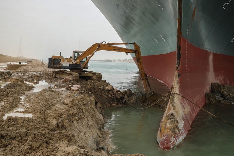 Das Bild aus der vergangenen Woche zeigt einen Bagger, der versucht, das festgefahrene Containerschiff freizuschaufeln.