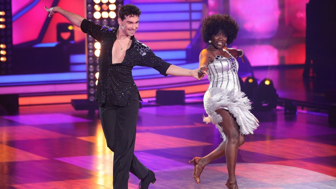 Auma Obama und Profitänzer Andrzej Cibis in der RTL-Tanzshow "Let's Dance". Auma Obama und Profitänzer Andrzej Cibis in der RTL-Tanzshow "Let's Dance".