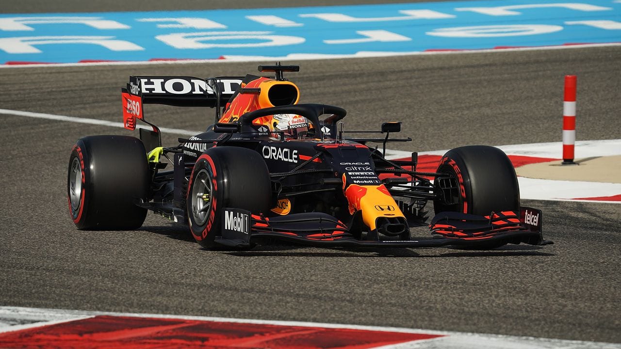 Red-Bull-Pilot Max Verstappen startet beim Großen Preis von Bahrain von der Pole Position. Red-Bull-Pilot Max Verstappen startet beim Großen Preis von Bahrain von der Pole Position.