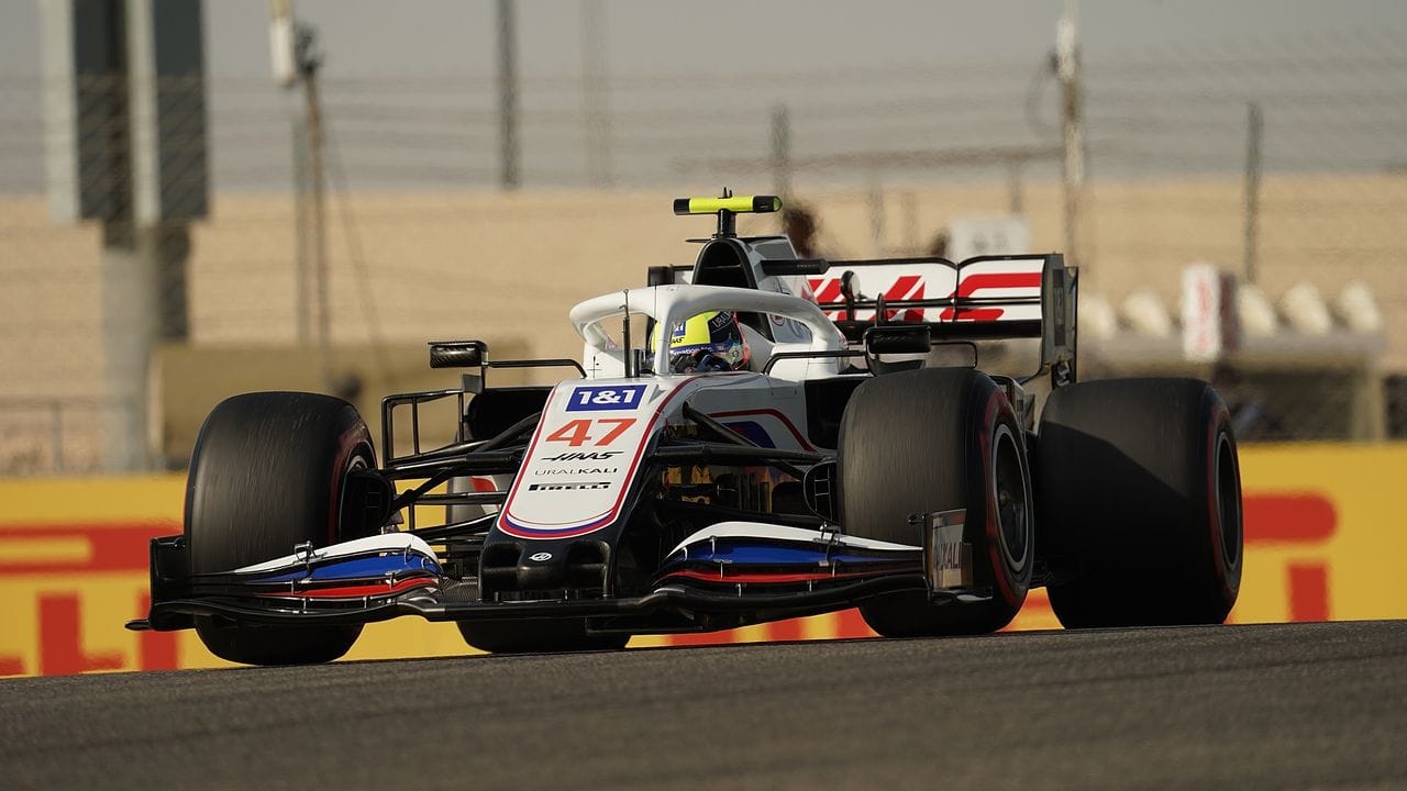 Mick Schumacher im Haas-Boliden auf der Strecke von Bahrain. Mick Schumacher im Haas-Boliden auf der Strecke von Bahrain.