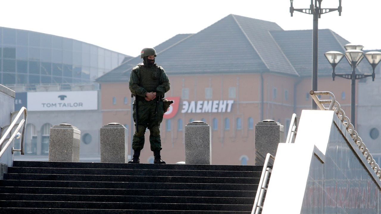 Ein Soldat des belarussischen Innenministeriums steht vor einem Einkaufszentrum in Minsk Wache.