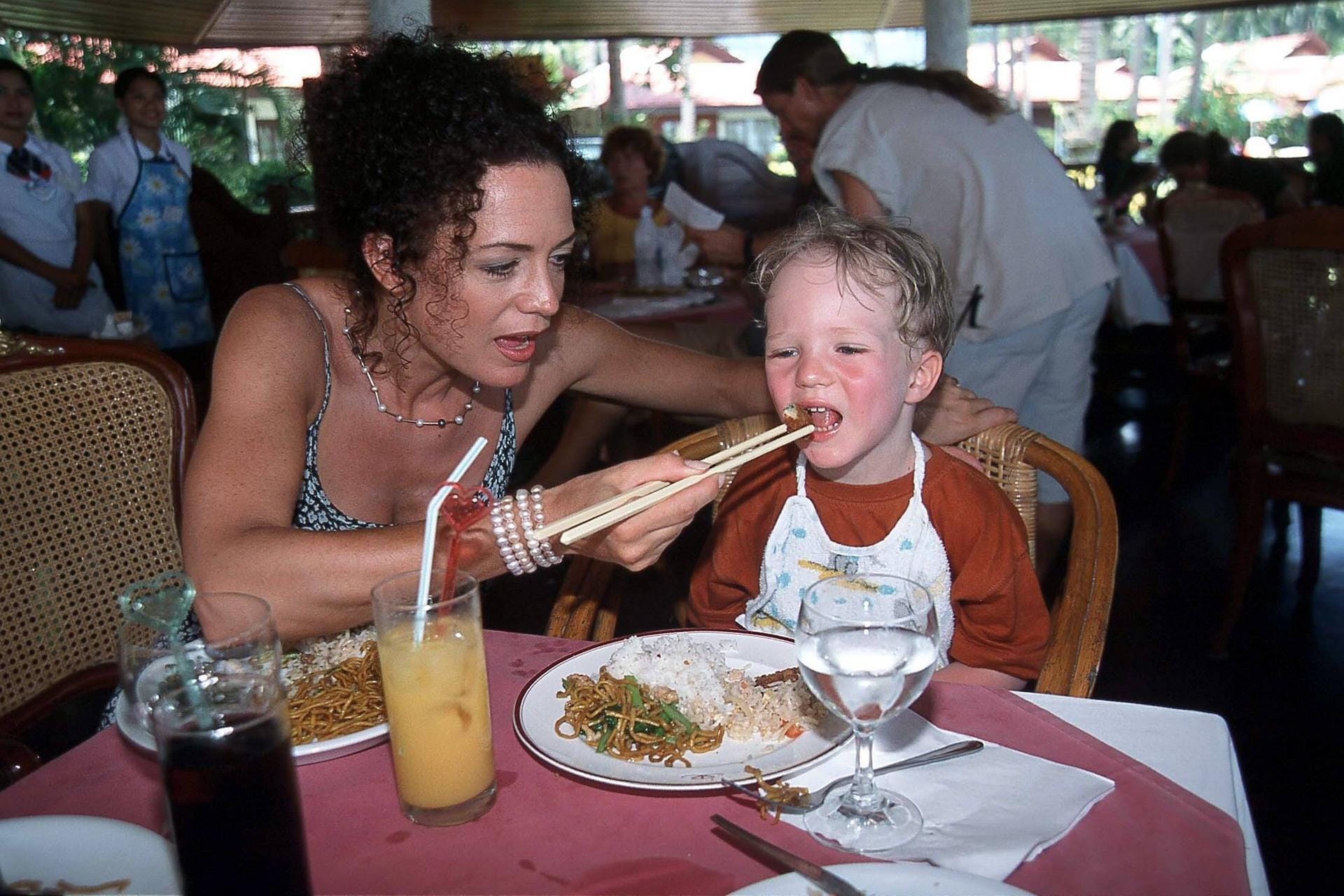 2001: Barbara Wussow am Rande von Dreharbeiten auf der Insel Ko Samui mit Sohn Nikolaus.