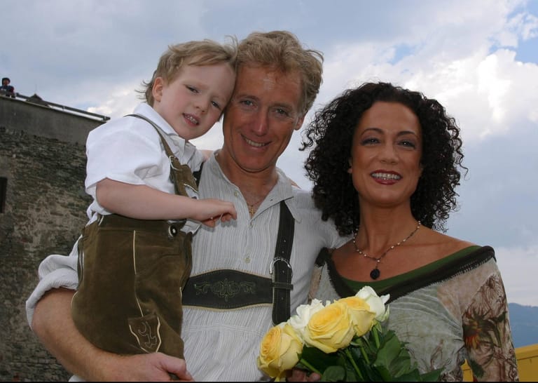 2002: Wussow mit Sohn Nikolaus und Ehemann Albert Fortell. Die beiden sind seit 1990 verheiratet.