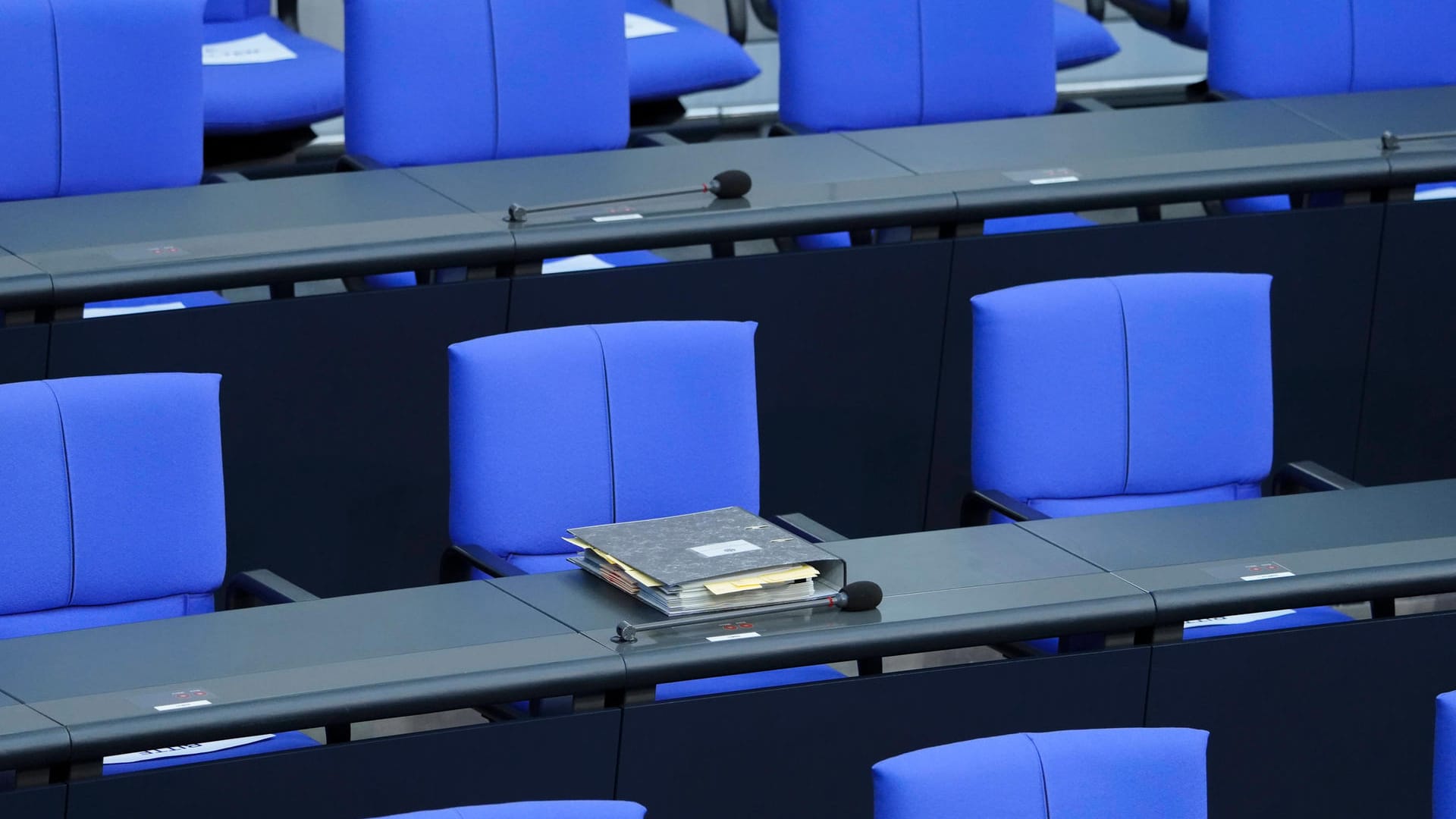 Die Sitze im Bundestag: In den Reihen des Plenarsaals herrscht während Debatten oft gähnende Leere.