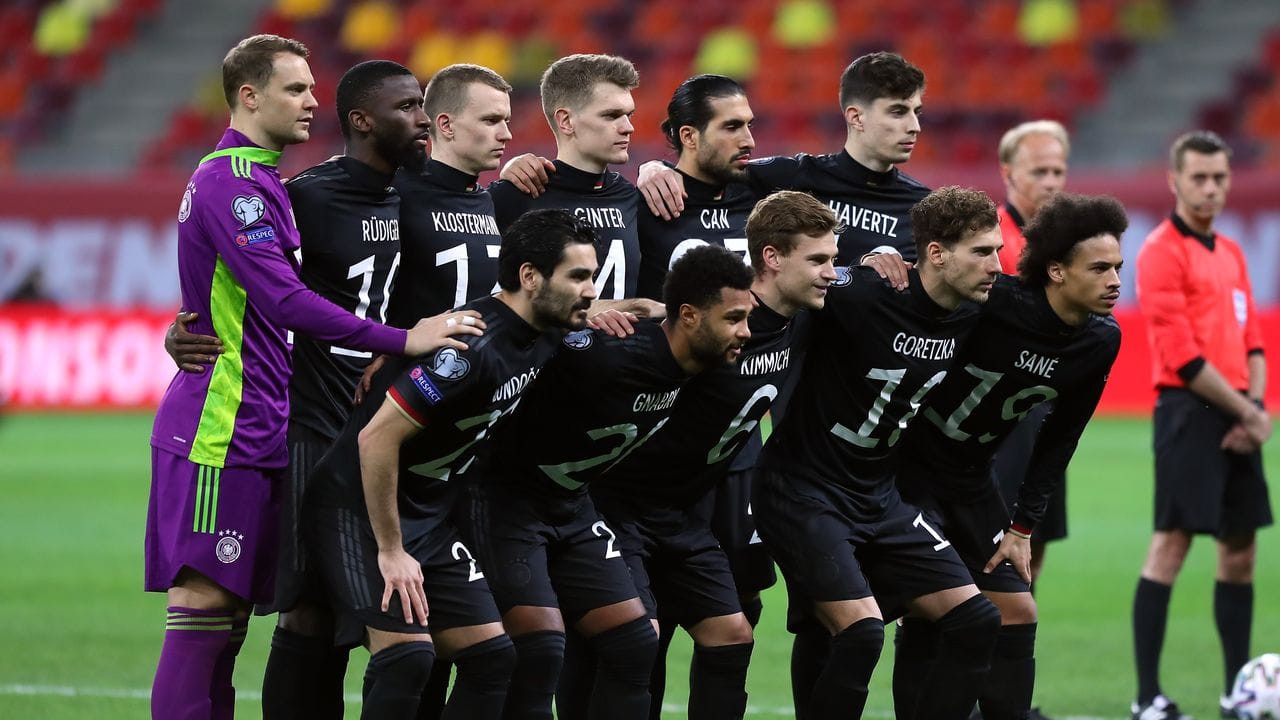 Deutschlands Spieler stehen vor dem Anpfiff für eine Gruppenfoto zusammen.