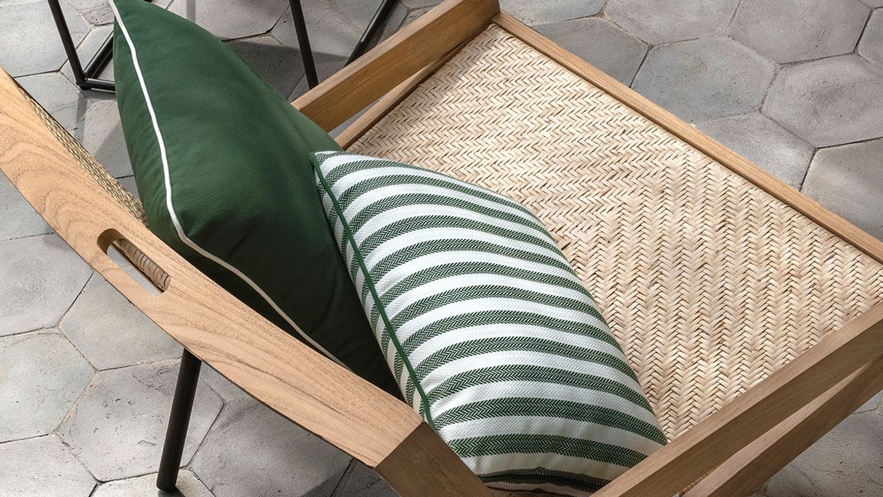 Längst gehören auch kuschelige und stylishe Kissen zu den Gartenmöbeln - hier zum Beispiel bei Ethimo zu sehen.