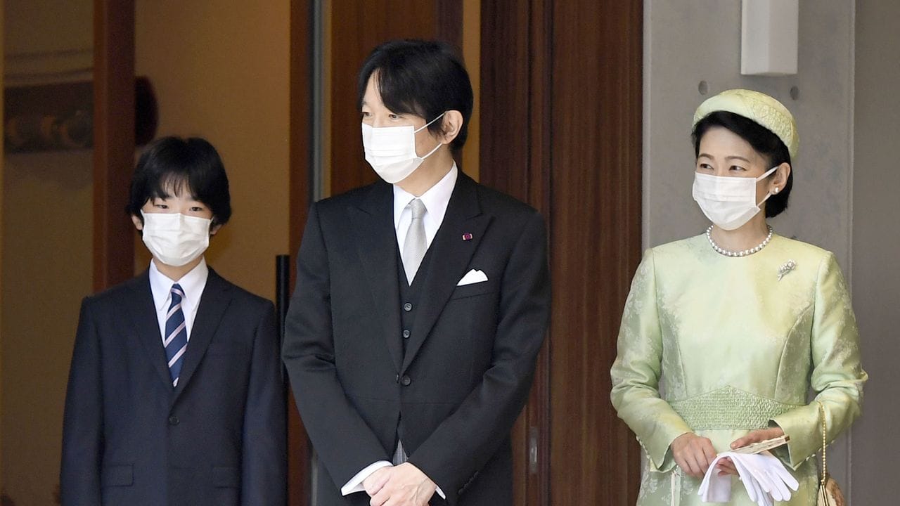 Prinz Hisahito, der Sohn von Kronprinz Akishino und Kronprinzessin Kiko, könnte eines Tages Kaiser von Japan werden. Prinz Hisahito, der Sohn von Kronprinz Akishino und Kronprinzessin Kiko, könnte eines Tages Kaiser von Japan werden.