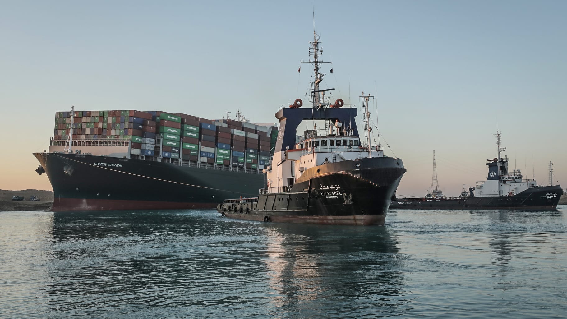 Schlepper arbeiteten an der Freisetzung des auf Grund gelaufenen Frachtschiffs "Ever Given" im Suezkanal. Der Containerriese ist nach einer tagelangen Blockade teilweise freigelegt worden. Das 400 Meter lange Schiff sei wieder in einem schwimmenden Zustand und werde gesichert, teilte der maritime Dienstleister "Inchcape Shipping" am frühen Montagmorgen mit.