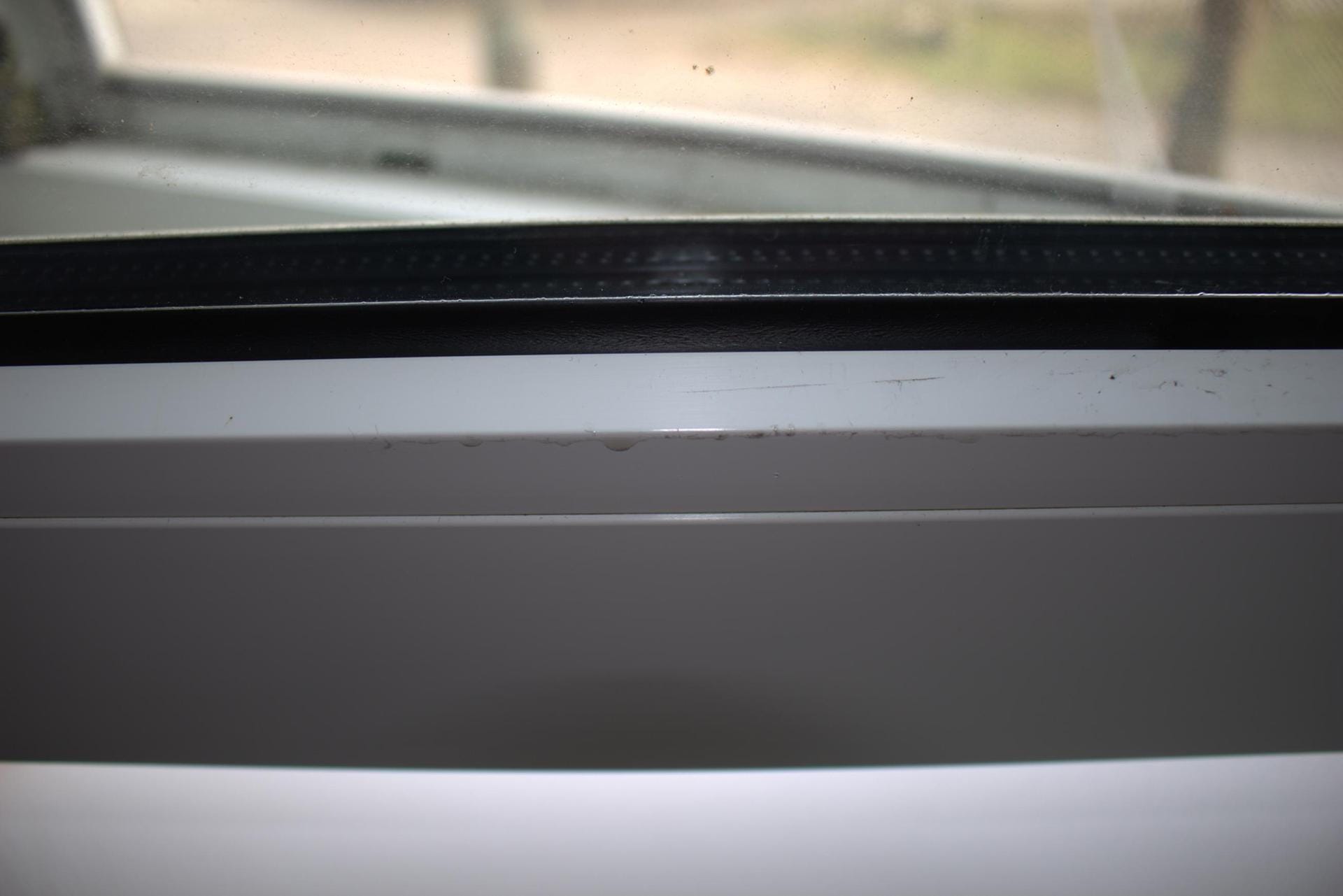 Rückstände: Schmutzwasser bleibt sowohl beim Akku-Fenstersauger von Kärcher als auch von Leifheit nach dem Fensterputzen nur minimal zurück.