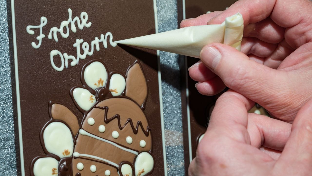 In der Confiserie Felicitas schreibt man schon mal "Frohe Ostern" auf die Schokoladentafeln. In der Confiserie Felicitas schreibt man schon mal "Frohe Ostern" auf die Schokoladentafeln.