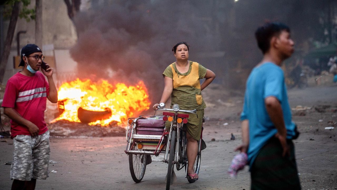 Brennende Reifen bei einer Demonstration in Yangon.
