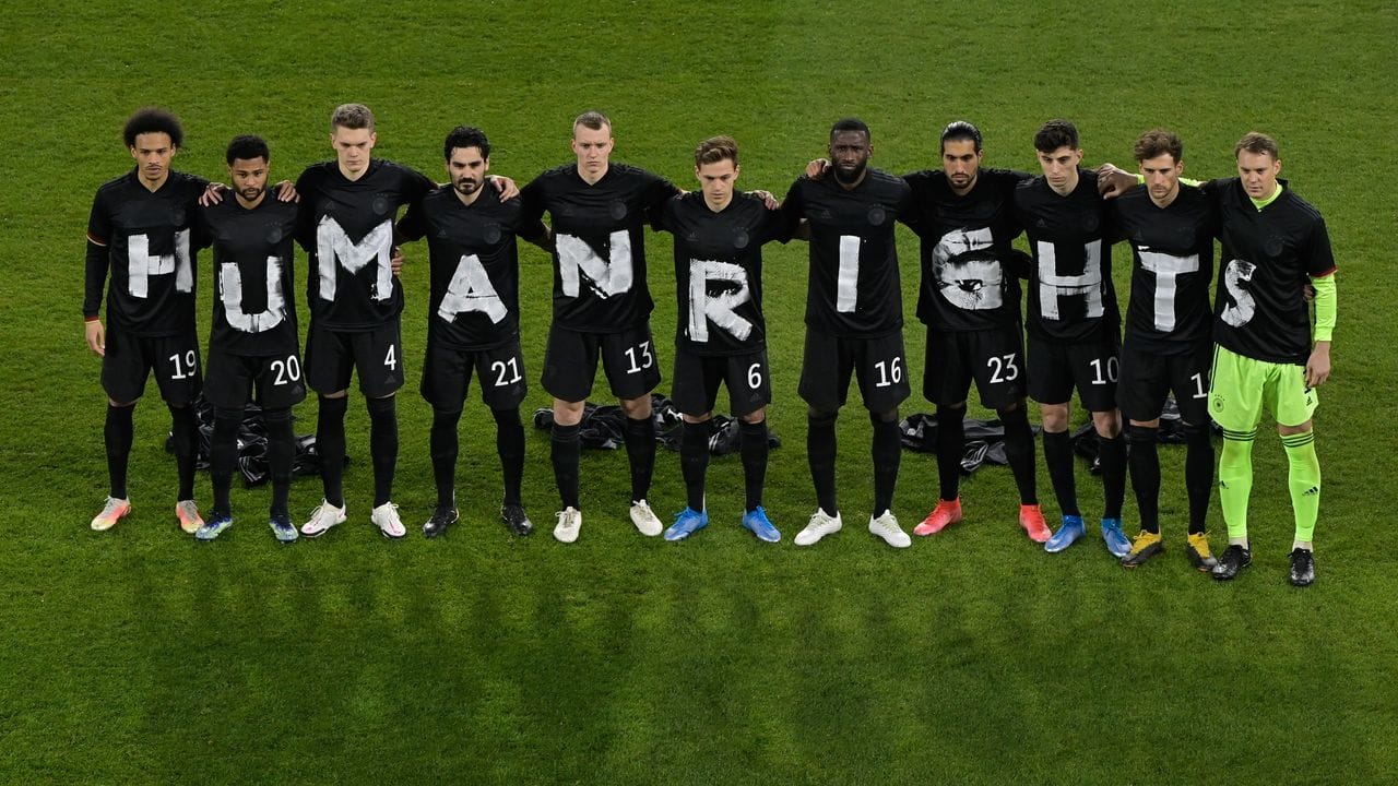 Die Spieler der deutschen Nationalmannschaft stehen zusammen und bilden den Schriftzug "Human Rights".