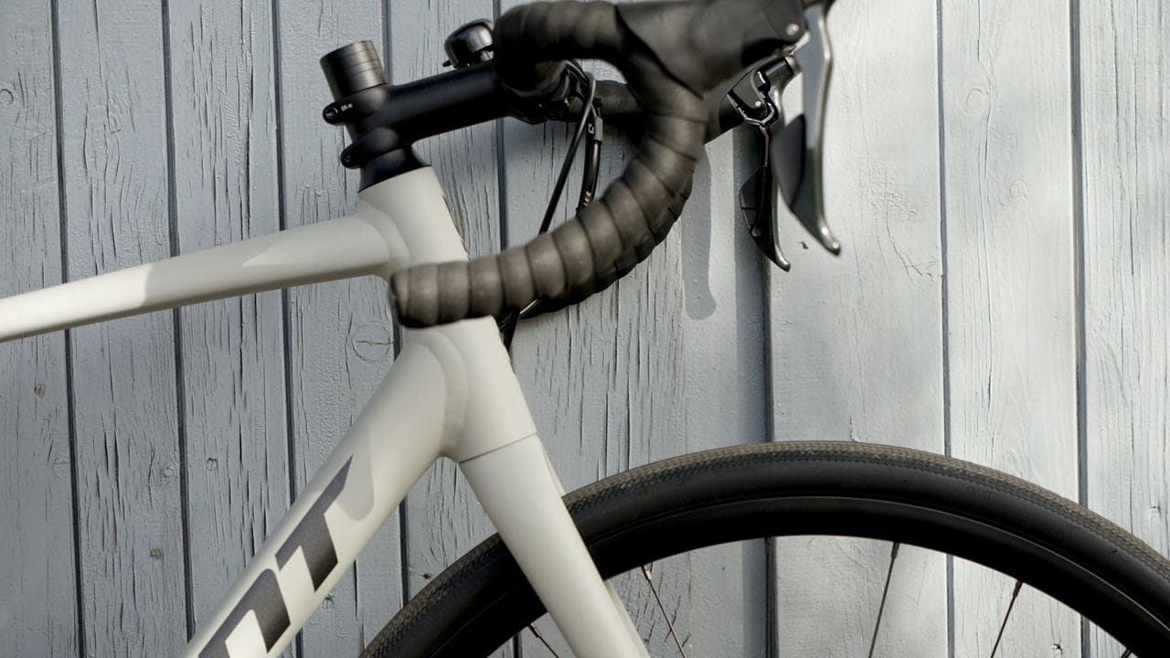 Die Gabel ist ebenfalls aus Carbon und steigert den Komfort - wenngleich Komfort bei einem Rennrad sehr relativ ist.