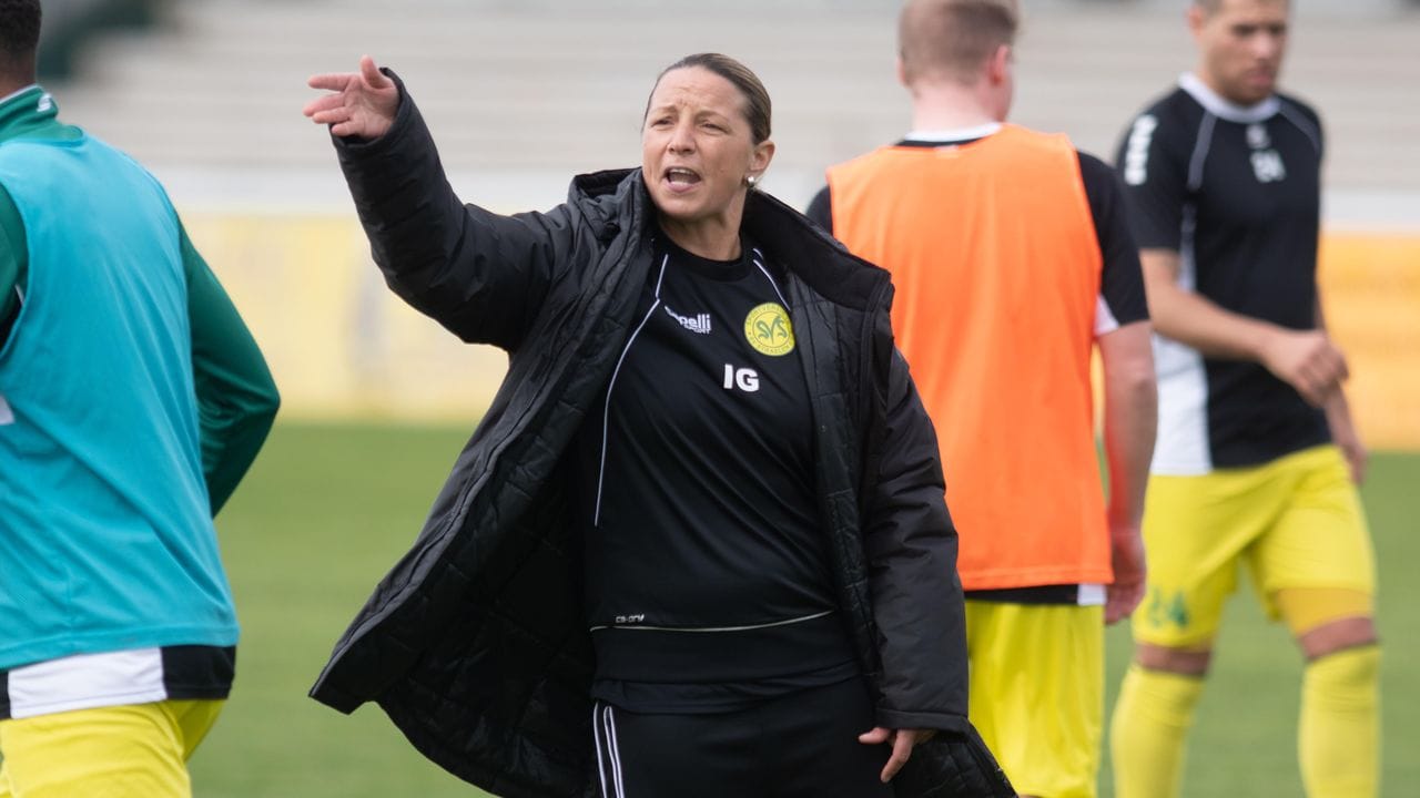 Inka Grings, Trainerin des SV Straelen, gestikuliert beim Aufwärmen ihres Teams. Inka Grings, Trainerin des SV Straelen, gestikuliert beim Aufwärmen ihres Teams.