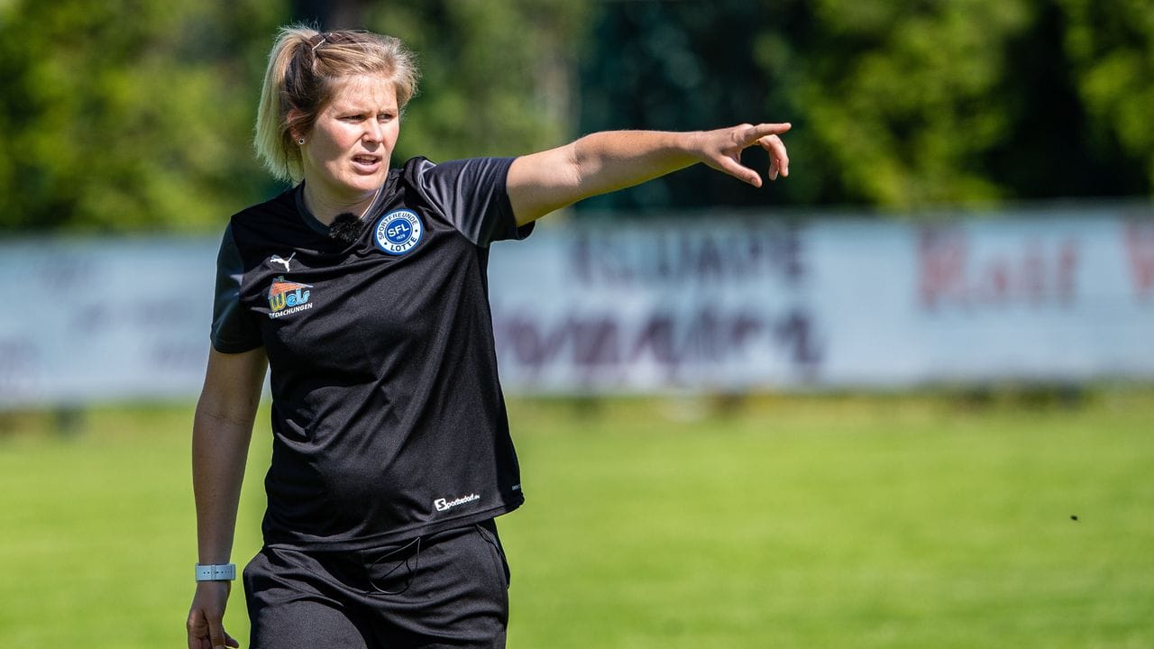 Imke Wübbenhorst, Trainerin der Sportfreunde Lotte, gibt bei ihrem ersten Training Anweisungen. Imke Wübbenhorst, Trainerin der Sportfreunde Lotte, gibt bei ihrem ersten Training Anweisungen.