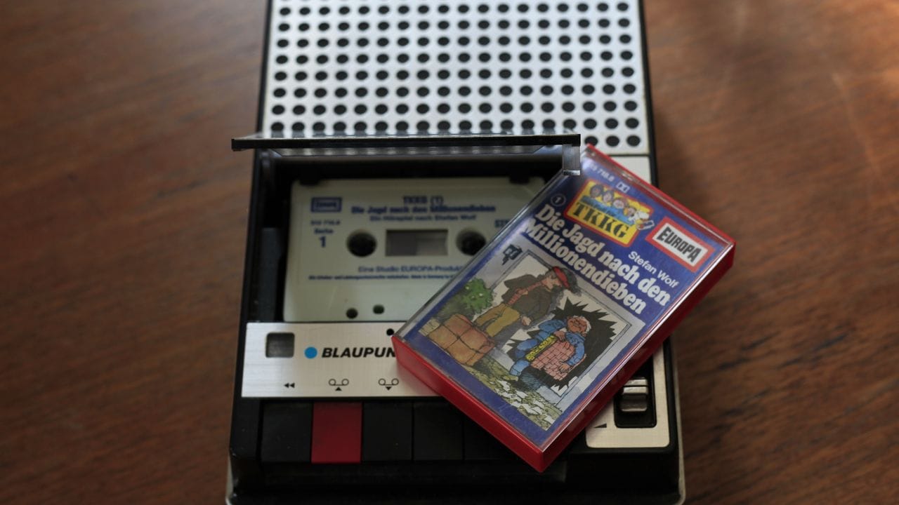 Eine Audiokassette der Jugend-Hörspielreihe "TKKG" auf einem alten Kassettenrekorder.