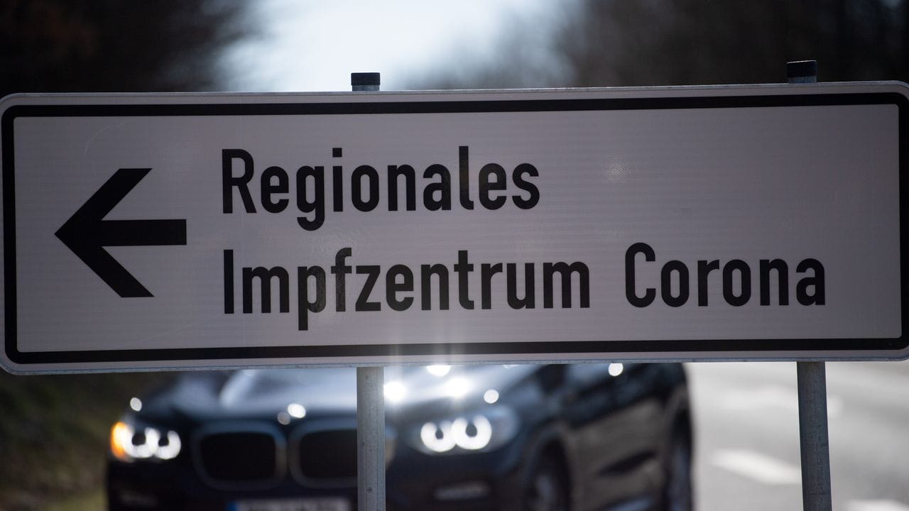 Ein Schild weist auf das Regionale Impfzentrum des Kreises Euskirchen hin.
