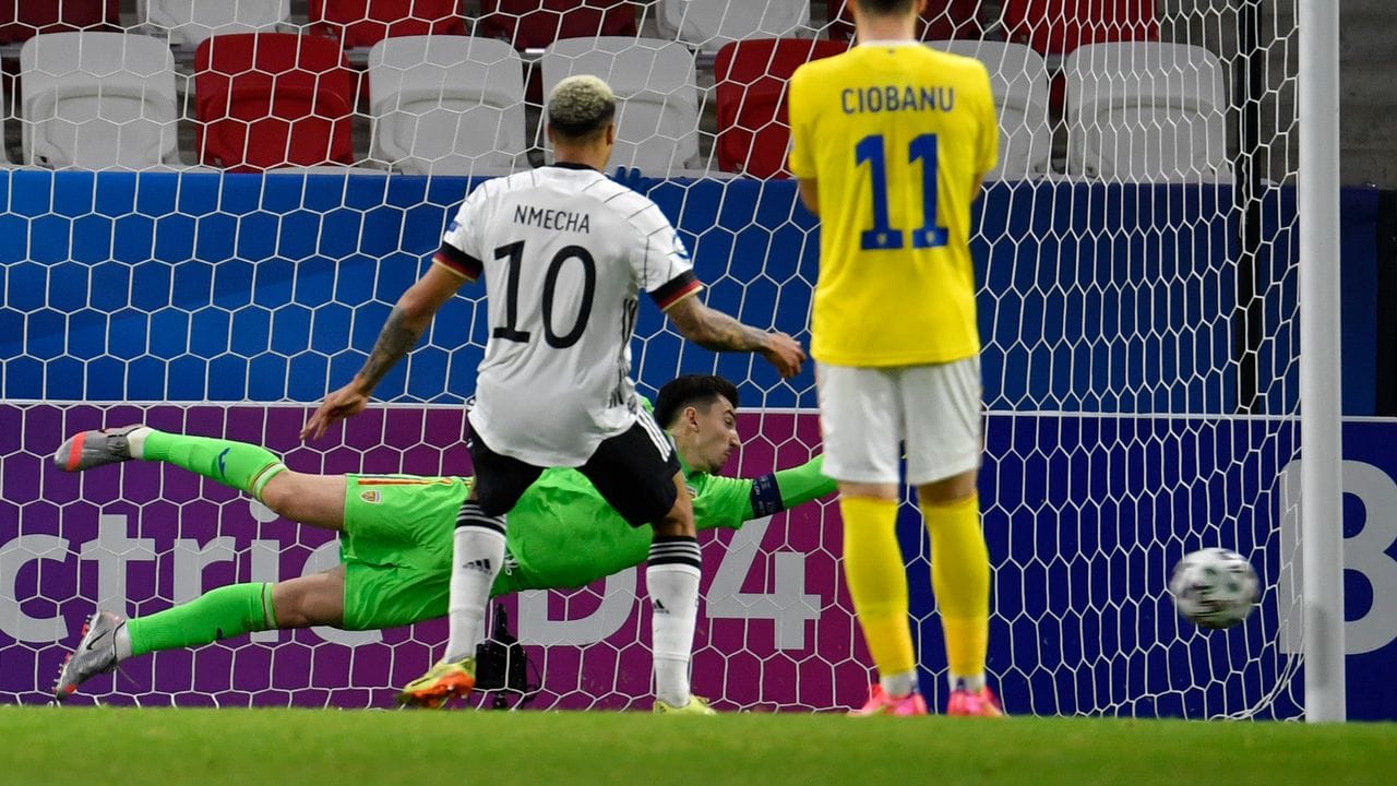 Deutschlands Lukas Nmecha schiesst einen Elfmeter gegen Rumäniens Torwart Andrei Vlad und trifft nur den Pfosten.