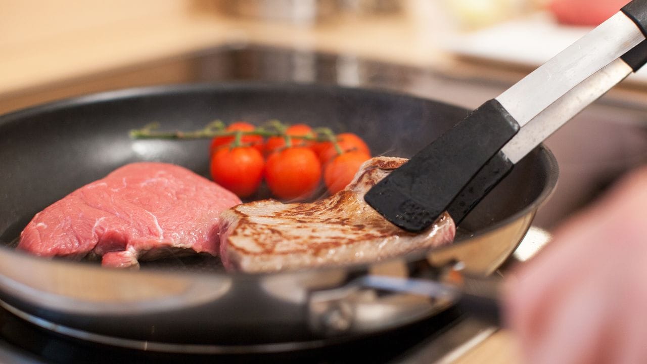 Nach der basischen Ernährungslehre müsste man zu einem Steak ungefähr die vierfache Menge an Gemüse essen, um die Säurebelastung auszugleichen.