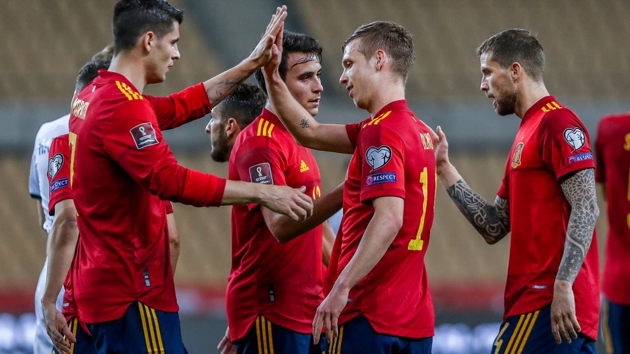 Die spanische Mannschaft freuen sich über das Tor zum 2:0 gegen Kosovo.