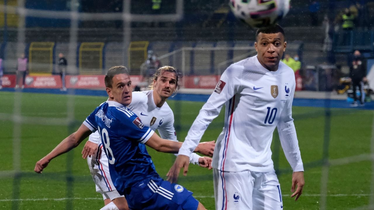 Antoine Griezmann (M) erzielt für Frankreich das Eröffnungstor gegen Bosnien-Herzegowina.