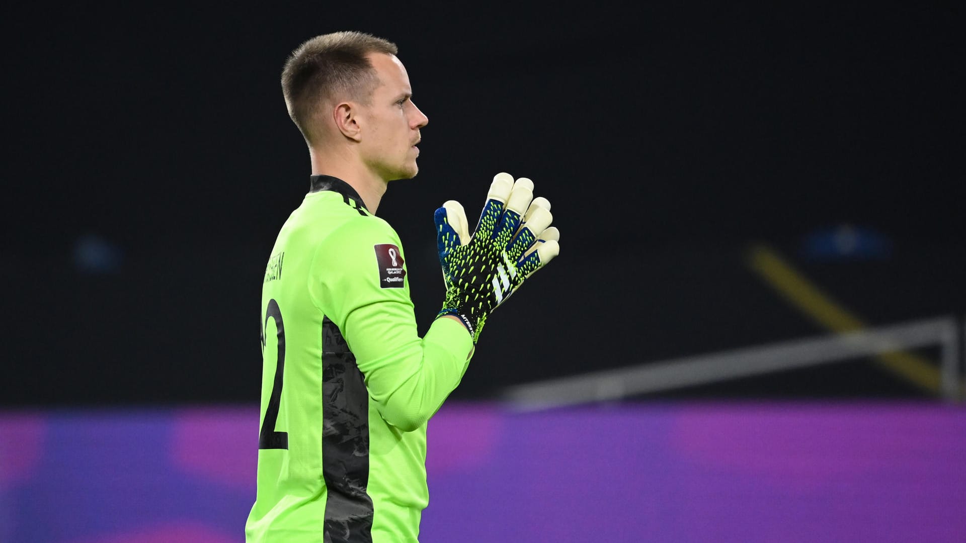 Marc-André ter Stegen: Die deutsche Nummer zwei war zunächst nicht gefordert und fiel hauptsächlich durch Kommandos an seine Mitspieler auf. Weltklasseparade dann in der 40. Minute, als er mit einem herausragenden Reflex die deutsche Mannschaft vor dem Rückstand bewahrte. Beim 0:1 und 1:2 chancenlos. Note 3