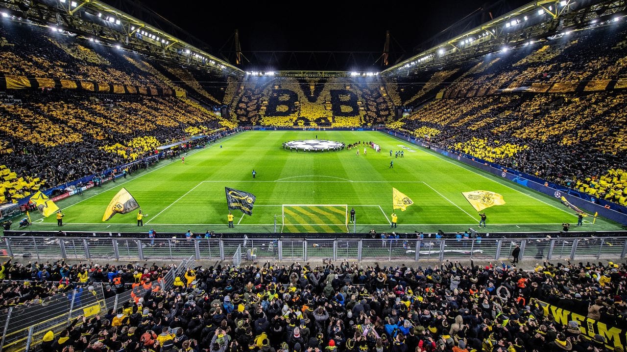 Die Dortmunder Fans zeigen vor Beginn des Spiels im Signal Iduna Park eine Choreogephie die über 3 Tribünen. Die Dortmunder Fans zeigen vor Beginn des Spiels im Signal Iduna Park eine Choreogephie die über 3 Tribünen.