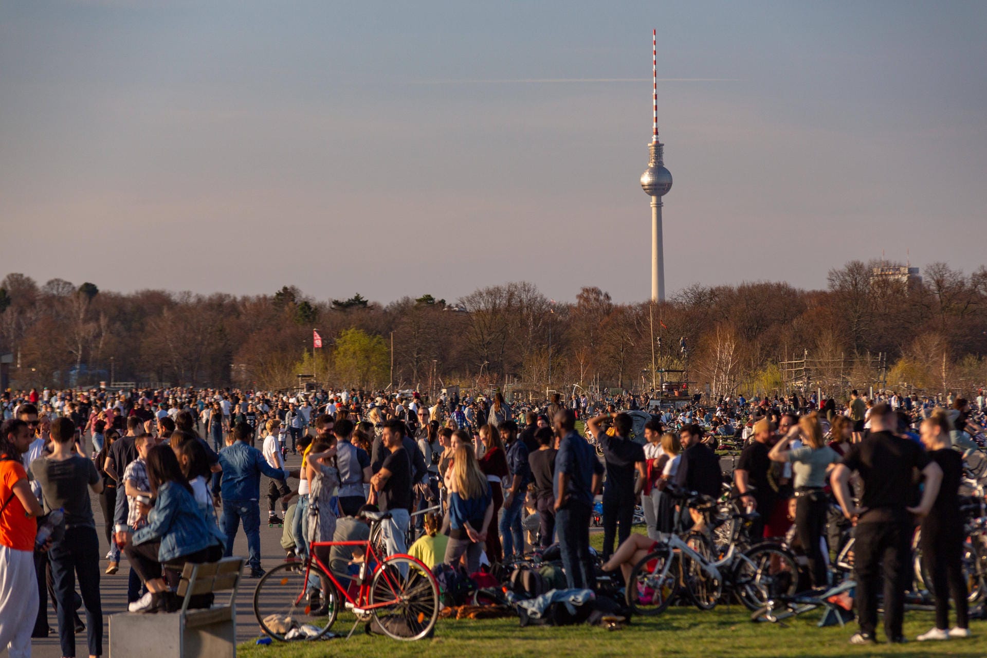 Nicht einmal das Coronavirus mitsamt den geltenden Regeln kann die Berliner davon abhalten sich bei Sonnenschein und warmen Temperaturen nach draußen zu bewegen: So waren in den vergangenen Tagen die Parks regelrecht überfüllt und nicht jeder hielt sich an die derzeitigen Auflagen.