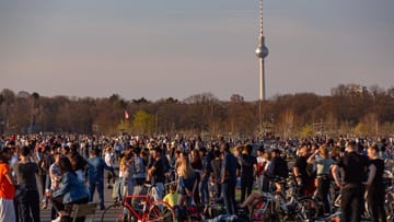 Nicht einmal das Coronavirus mitsamt den geltenden Regeln kann die Berliner davon abhalten sich bei Sonnenschein und warmen Temperaturen nach draußen zu bewegen: So waren in den vergangenen Tagen die Parks regelrecht überfüllt und nicht jeder hielt sich an die derzeitigen Auflagen.