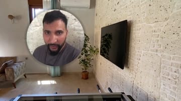 Erstes Video aus der Türkei: Hildmann postet es am 10. Januar. Er steht vor einer Wand mit einem markanten Muster, die man in der Villa Aspendia 3 in vielen Räumen findet.