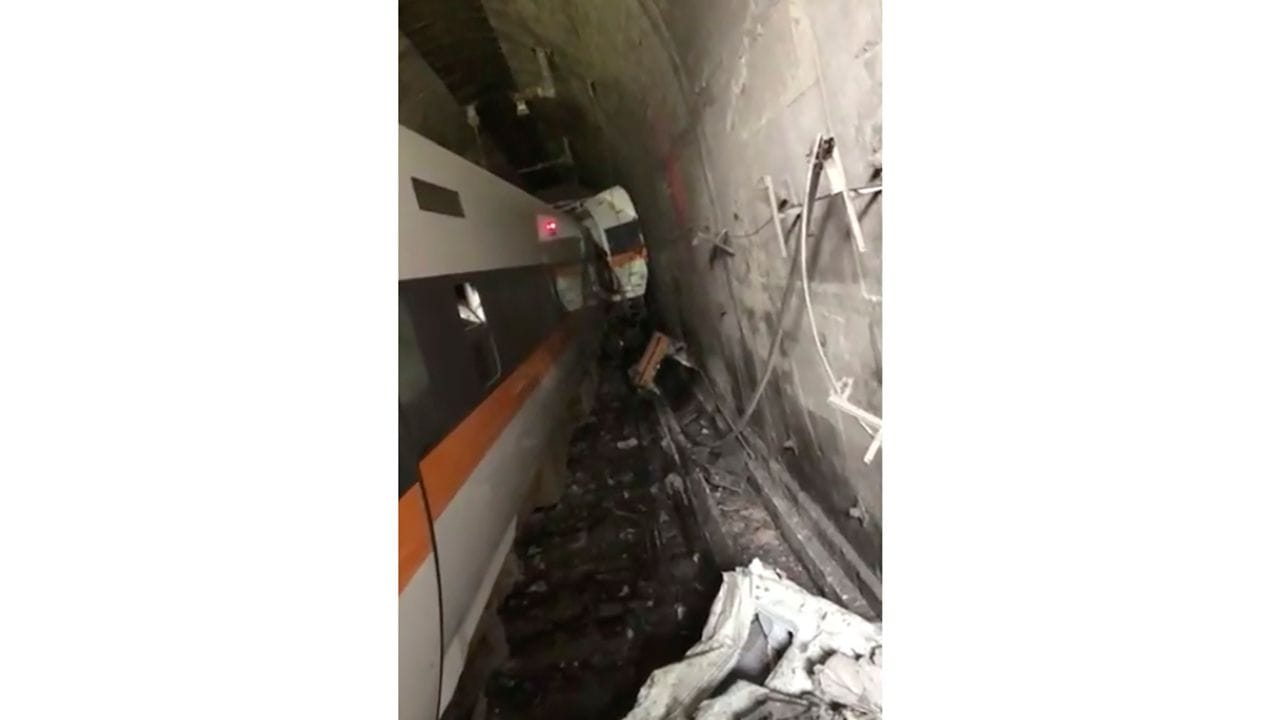 Ein Zug mit acht Wagen und mehr als 350 Passagieren an Bord war nach Angaben der Feuerwehr bei der Durchfahrt durch einen Tunnel entgleist.