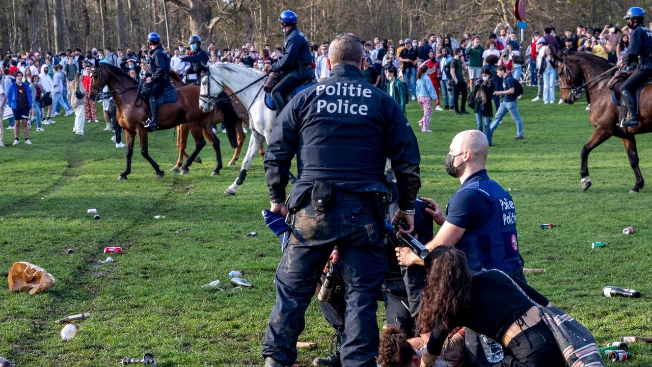 Polizist im Einsatz im Park Bois de La Cambre. Polizist im Einsatz im Park Bois de La Cambre.