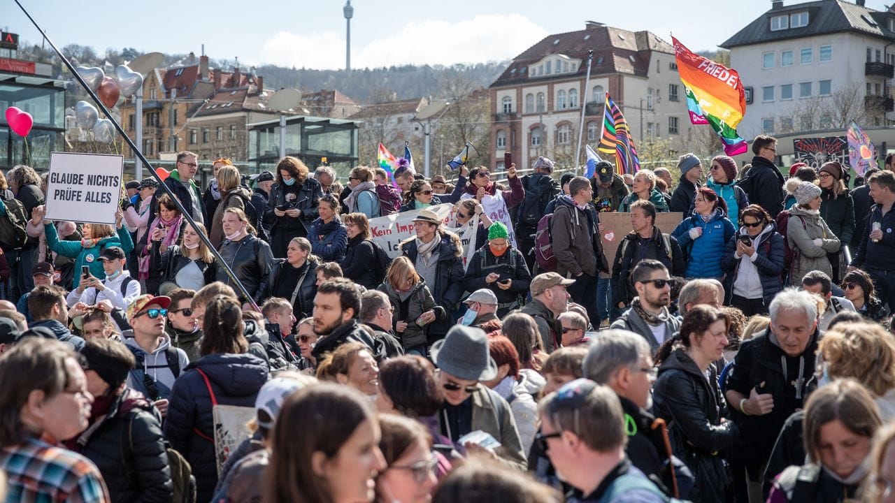 "Querdenken"-Demo auf dem Marienplatz in Stuttgart. "Querdenken"-Demo auf dem Marienplatz in Stuttgart.